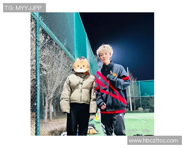 路人偶遇足球明星惊喜瞬间视频记录生活中的意外快乐与感动